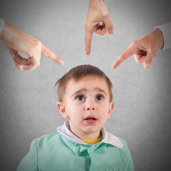 Ängstlicher Junge Drei Finger zeigen auf ängstlichen Jungen