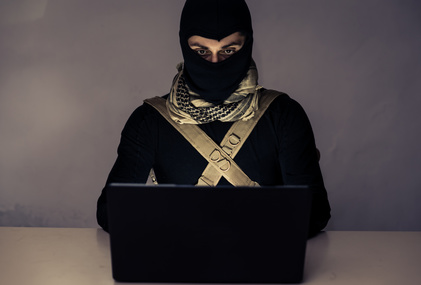 Ausländer nach Terror-Werbung ausgewiesen Mann in dunkler Kleidung sitzt vor einem Laptop