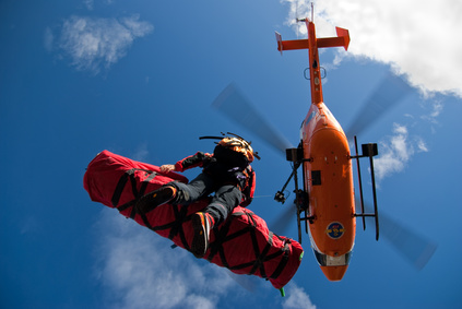 Rettungshubschrauber Rettungshubrauber birgt verletzte Person