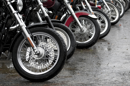 Bei den Göttinger Hells Angels bliebt der Ofen aus Motorräder stehen in einer Reihe auf dem Asphalt