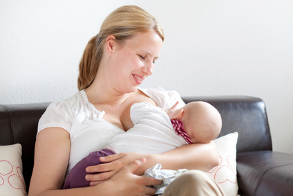 Stillen in der Öffentlichkeit Mutter stillt ihr Baby