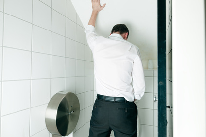 Urinieren im Stehen Ein Mann befindet sich im WC und uriniert in Stehen