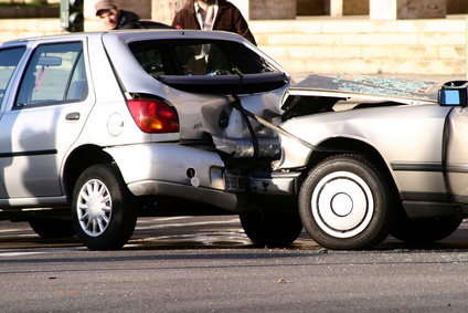 Frau verursacht Unfall durch mangelnde Rücksichtnahme. Auffahrunfall zwischen zwei silberfarbenen Autos.