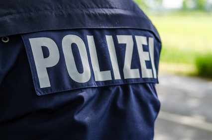 Zum Kölner Karneval wird viel Polizei präsent sein Jacke einer Polizeiuniform von hinten mit der Aufschrift