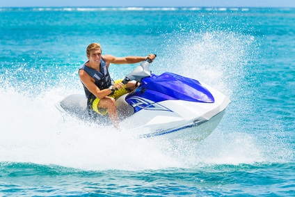 22-jähriger Mann von Jetski überfahren. Junger Mann fährt Jetski