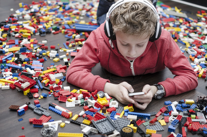 Lego muss Strafe wegen illegaler Preisabsprachen zahlen Junge spielt mit Lego