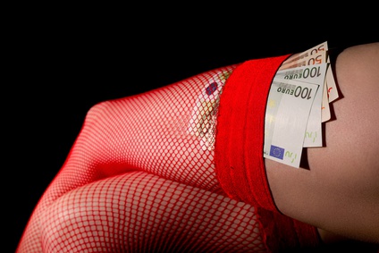 Chinesische Kreditgeber verlangen Nacktfotos als Sicherheit Frau mit Geld in Strumpfhose