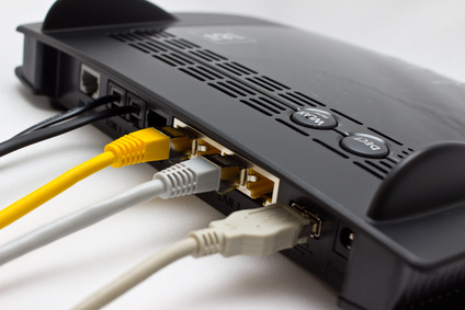 WLAN-Router Mit Netzkabeln versehener WLAN-Router