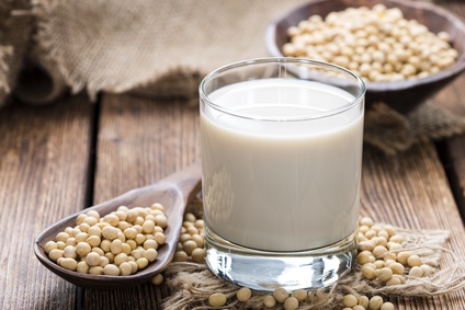 Zusatz von Lithothamnium in Bio-Produkten unzulässig Glas befüllt mit Soja-Milch und Schale mit Soja-Bohnen