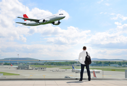 Ausgleichszahlung bei Flugverspätung Passagiere warten auf ihr Flugzeug
