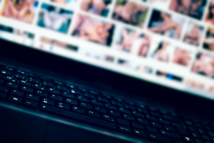 Auf dem Computer des Richters wurden Fotos unzähliger Angeklagter entdeckt Verschwommen dargestellte Suche nach Nacktbildern auf Laptop