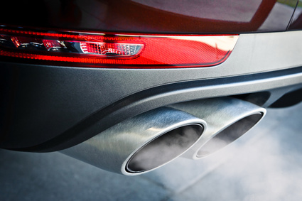 Die Manipulation der Abgaswerte Ihrer Autos dürfte VW teuer zu stehen kommen. Aus dem Auspuff eines schwarzen Autos entweichen Abgase