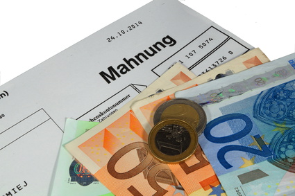 Mahnung Mahnbrief mit Geldscheinen