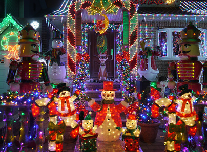 Weihnachtsdekoration Weihnachtlich dekoriertes Haus