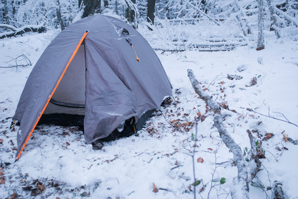 Zelten im Winter Zelt in schneebedecktem Wald
