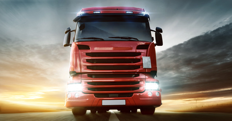LKW Roter Lastkraftwagen in frontaler Aufnahme