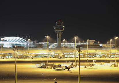 Flughafen Flughafen bei Nacht mit Beleuchtung