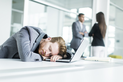 Schlafen am Arbeitsplatz Mann schläft an seinem Schreibtisch