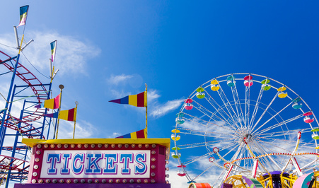 Jahrmarkt Riesenrad und Achterbahn auf Jahrmarkt