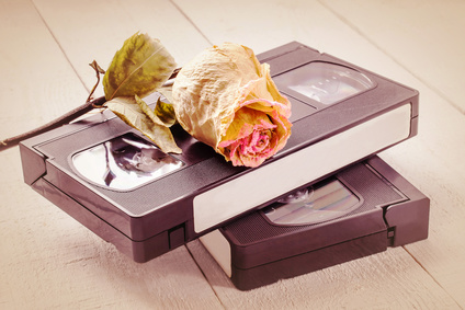Videokassette Zwei Videokassetten mit einer vertrockneten Rose obenauf