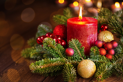 Weihnachtszeit Weihnachtskerze mit Tannenzweigen