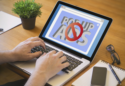 Adblocker Laptop mit Verbotszeichen für Pop-Up-Werbung