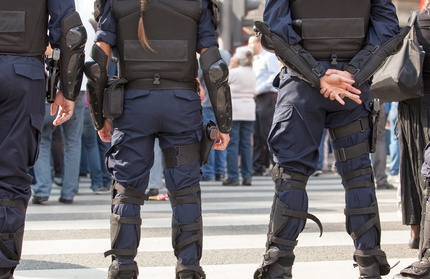 Thüringer Landesregierung plant neues Versammlungsgesetz Polizisten stehen mit dem Rücken zur Kamera am Rande einer Demonstration
