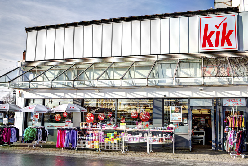 Klage gegen Textil-Discounter Kik Eingangsbereich einer Kik-Filiale mit Sonderangeboten