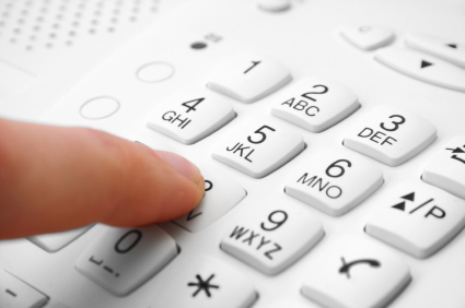 Muss ich eine Telefonnummer ins Impressum schreiben? Finger auf einer Telefontastatur