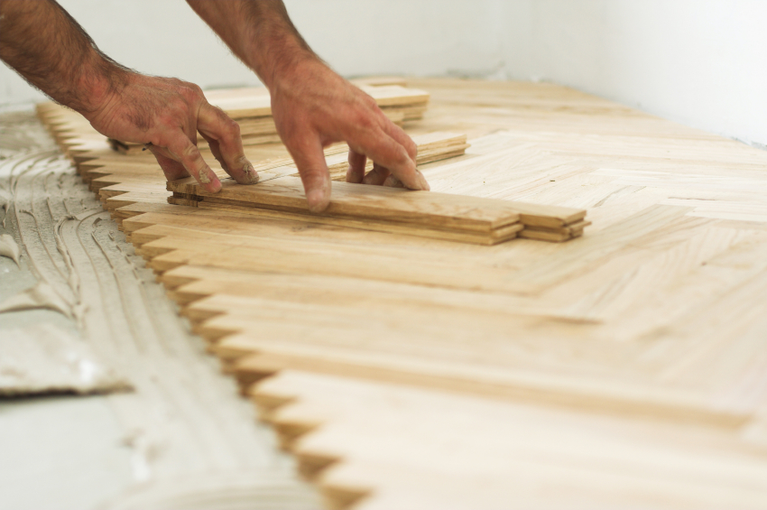 Handwerker bei der Arbeit Handwerker verlegt Holzfußboden