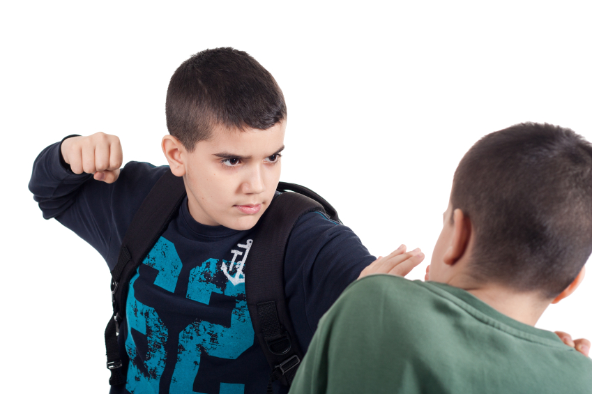 Prügelei zwischen zwei Jungen Junge bedroht anderen Jungen mit seiner Faust