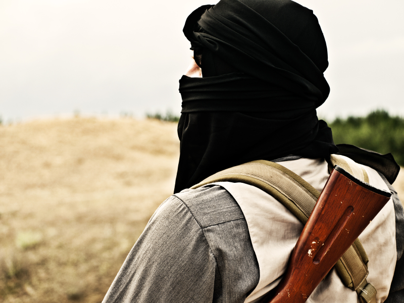 Terrorist Vermummter Mann mit Gewehr