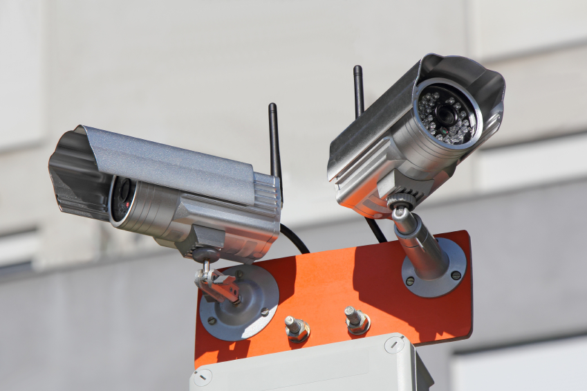 Neues Gesetz zur Verbesserung der Videoüberwachung Überwachungskameras an Hausfassade
