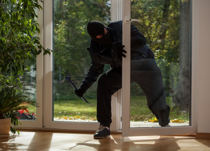 Einbrecher wurden von Katzenkamera bei der Tat gefilmt Maskierter Mann mit Brecheisen steigt in eine fremde Wohnung ein.