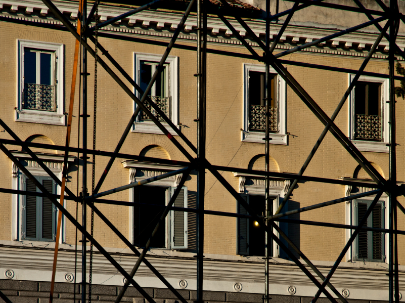 Gebäude Gebäude mit Baugerüst