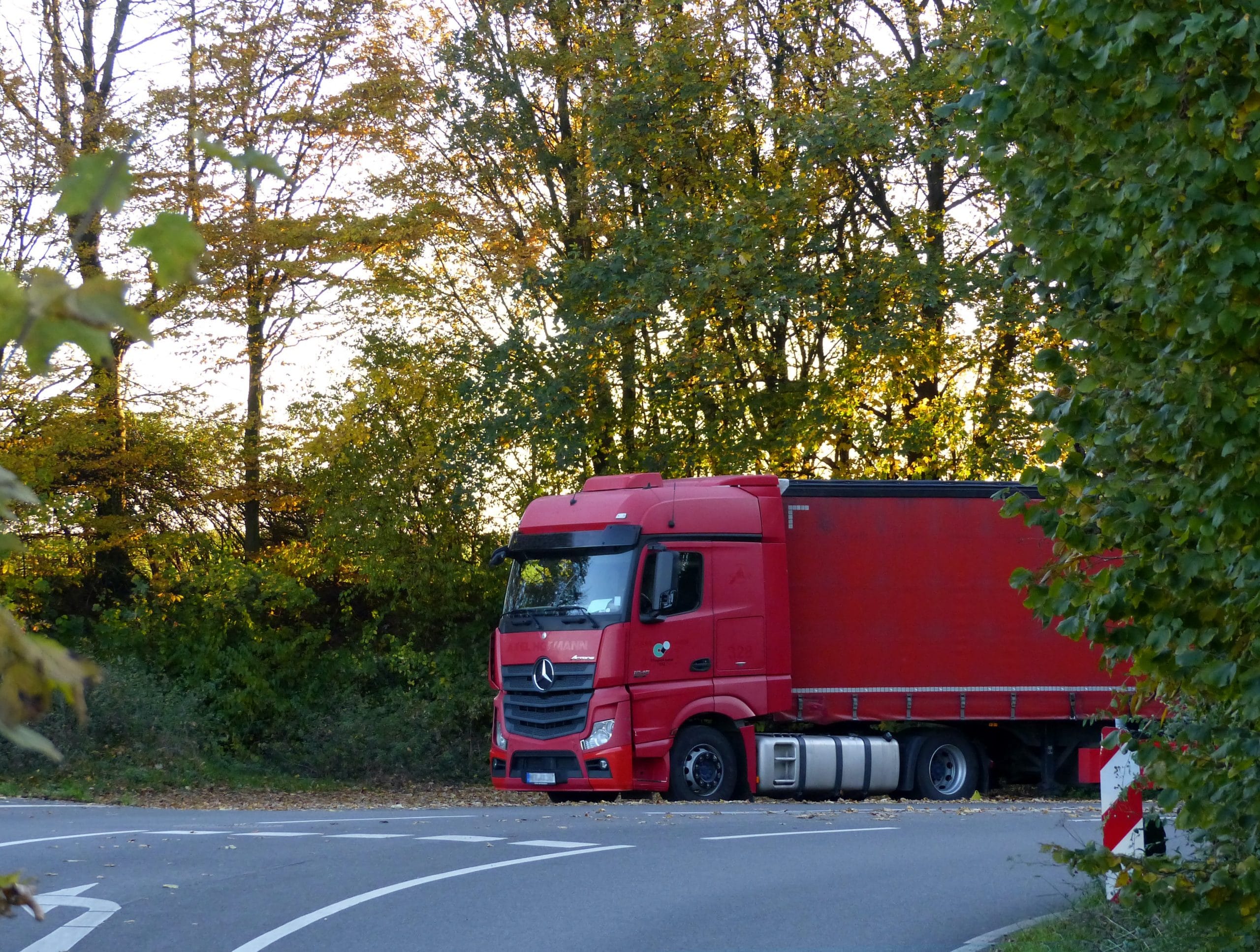 Schwerlastverkehr in kleinen Ortschaften