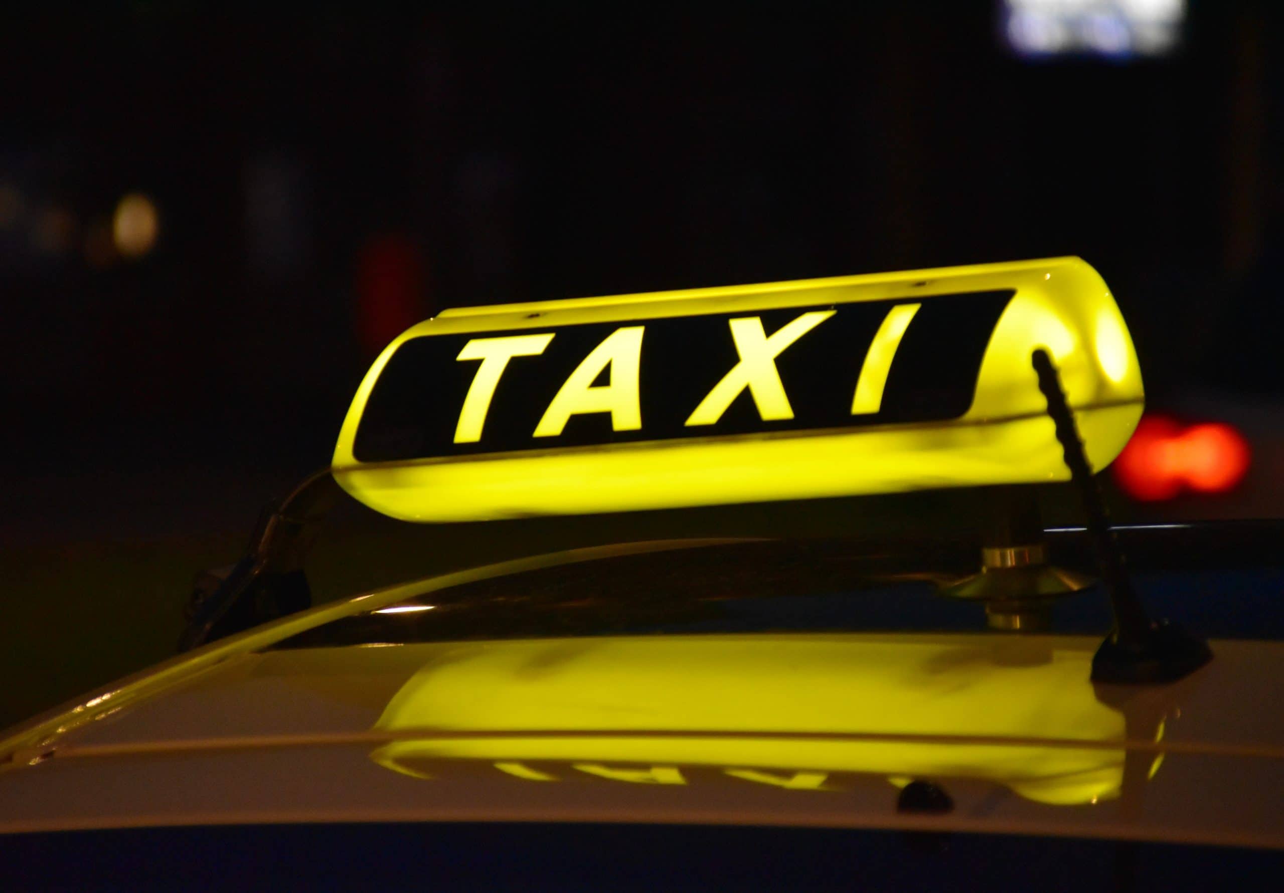 Taxifahrer übersieht Renaultfahrerin - rechtsanwalt.com