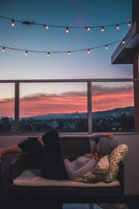 Ist es erlaubt nackt auf dem Balkon oder im Garten zu sein?
