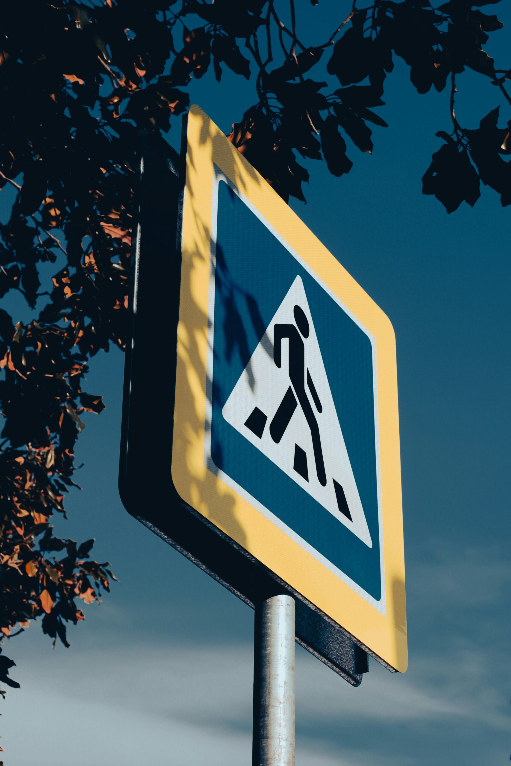 Wie unterscheiden sich Gebots- und Verbotsschilder?