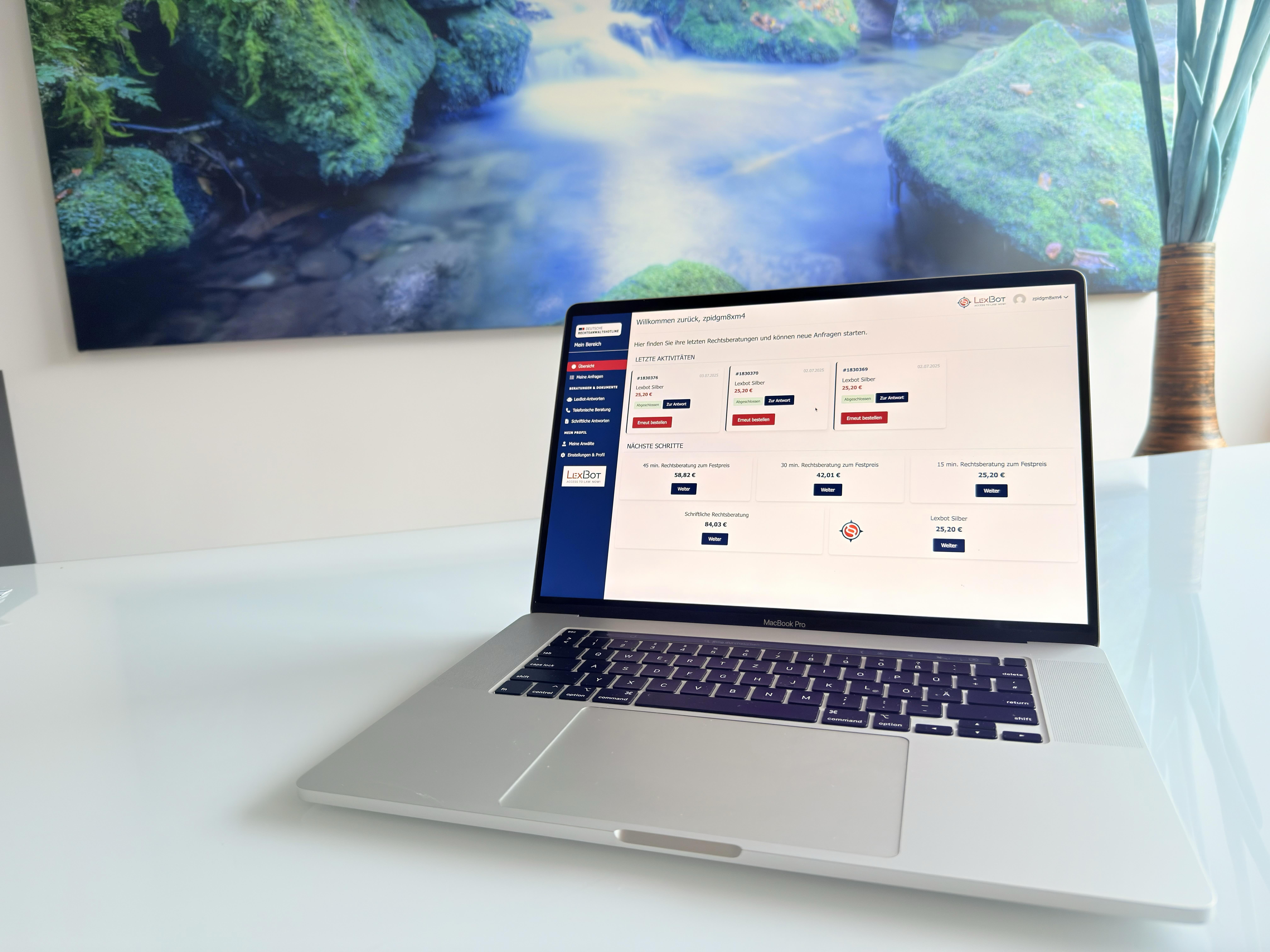KI-Rechtsberatung. Das LexBot Dashboard auf einem Macbook Pro